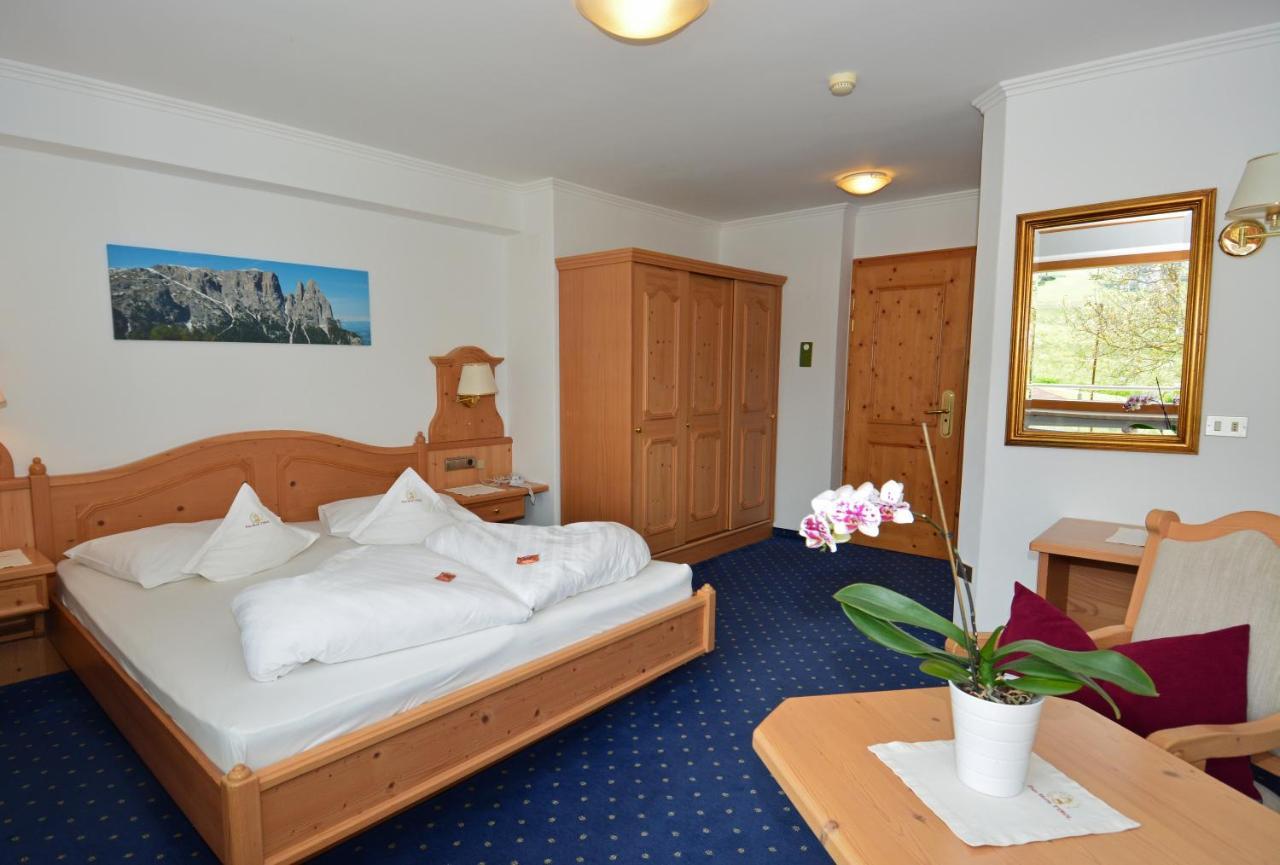 Parc Hotel Tyrol カステルロット エクステリア 写真