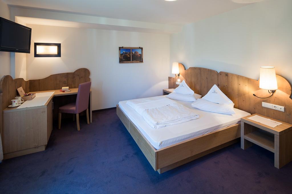 Parc Hotel Tyrol カステルロット エクステリア 写真