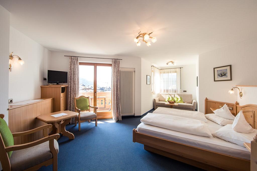 Parc Hotel Tyrol カステルロット エクステリア 写真