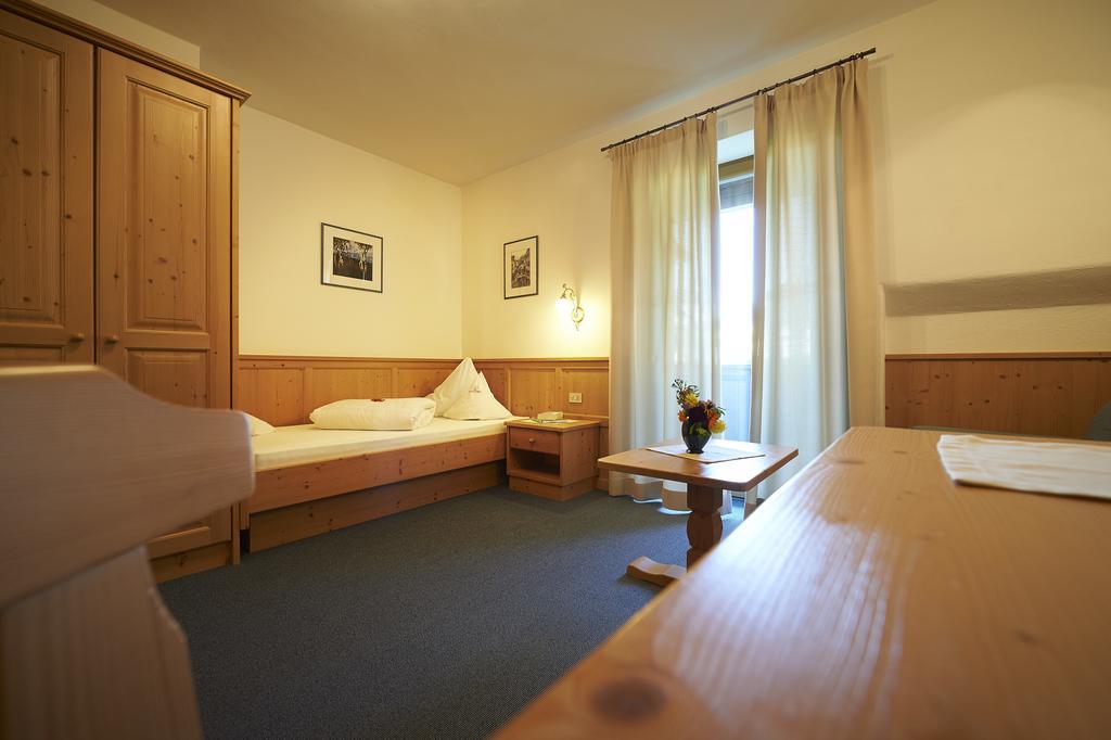 Parc Hotel Tyrol カステルロット エクステリア 写真